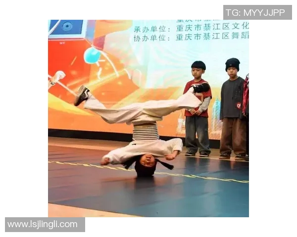 重庆街舞队在世界滑板锦标赛中的逆袭之旅展现青春力量与团队精神